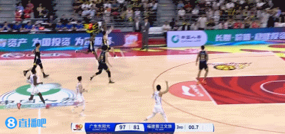 神来之笔！梅森迎着防守超远三分压哨抛投命中